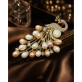 Broșă Pearl Peacock